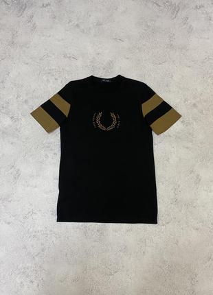 Футбокла fred perry с вышитым логотипом