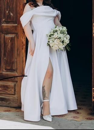 Свадебное атласное платье с корсетом