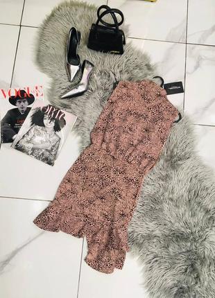 Облегающее платье с высоким воротником и оборками по краю prettylittlething