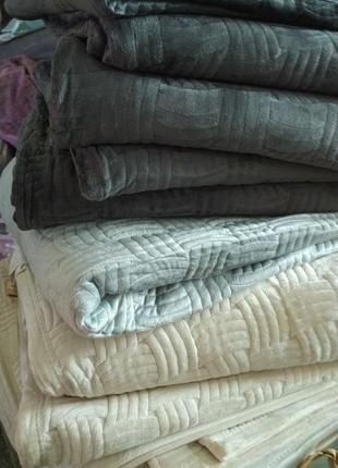 Велюрове стьогане покривало рогожка  
розмір 2,20х2,40
в наявності кольори 
арт.d19,5