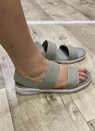 Босоніжки на резинках