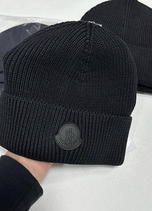 Топова шапка від бренду moncler у чорному кольорі