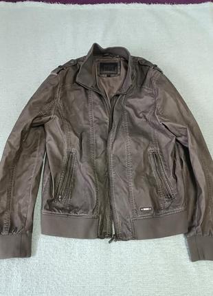 Крута куртка guess