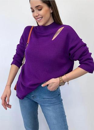 Женский свитер с вырезом