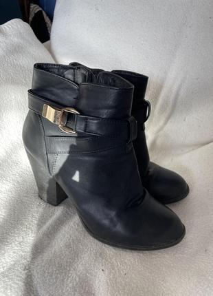 Чорні легенькі черевики на підборах