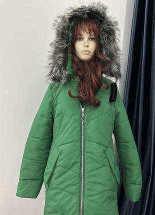 Зимняя женская куртка с капюшоном