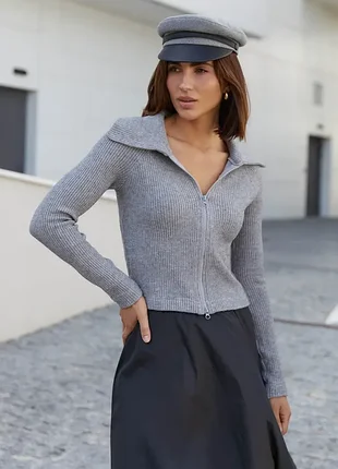 Коротка приталена кофта на блискавці з високим коміром