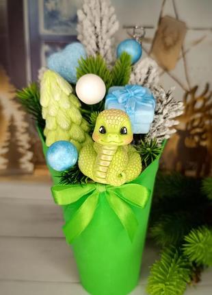 Новогодняя композиция с символом 2025 года