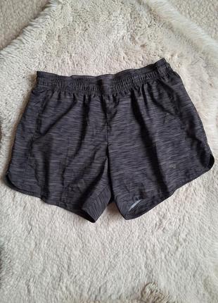Спортивные шорты