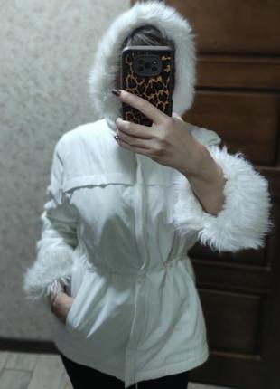 Куртка белая, зимняя с искусственным мехом.