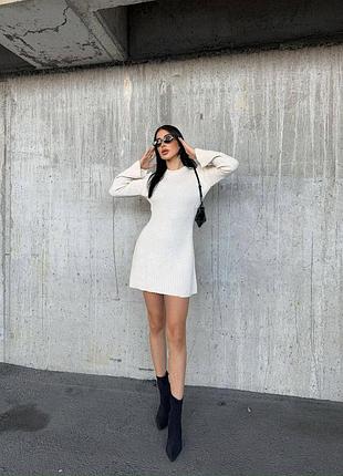 Жіноча тепла в'язана коротка сукня міні молочна