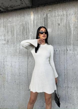 Жіноча тепла в'язана коротка сукня міні молочна