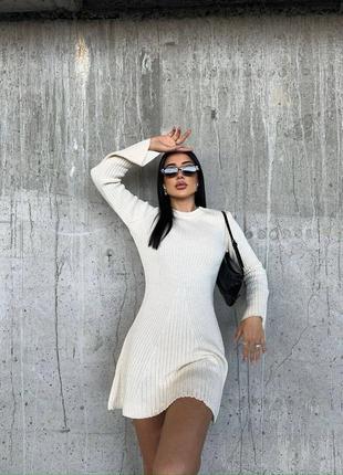 Жіноча тепла в'язана коротка сукня міні молочна