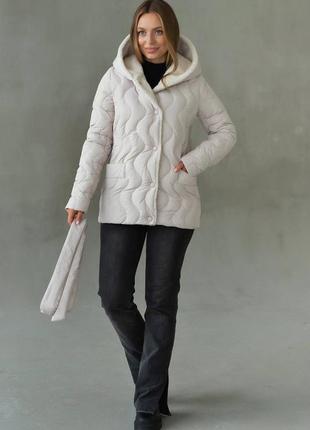 Стильні зимові курточки з поясом та капюшоном