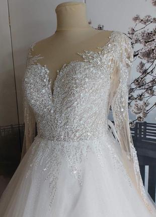 Весільна сукня з розшитим мереживом