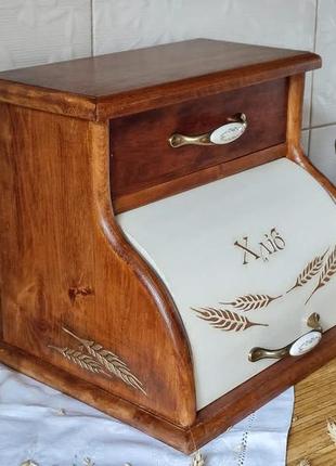 Хлебница с выдвижным ящиком.