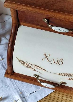 Хлебница с выдвижным ящиком.