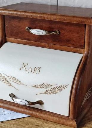 Хлебница с выдвижным ящиком.