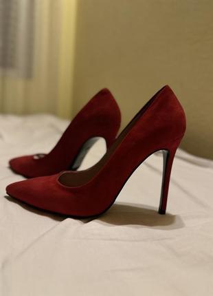 Невероятные замшевые лодочки красного цвета.