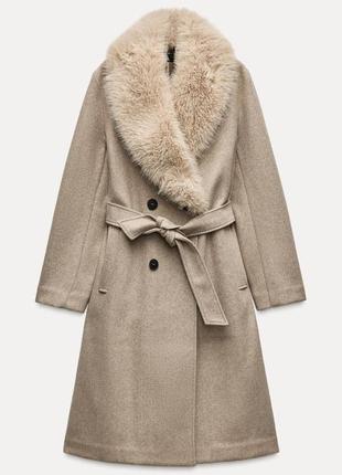 Пальто теплое с меховым воротником zara