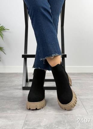 Черные женские зимние челси ботинки ботинки на бежевой подошве из натуральной замши замшевые зимние ботинки ботинки7 фото