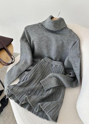 Теплый костюм с юбкой-гофре в стиле zara