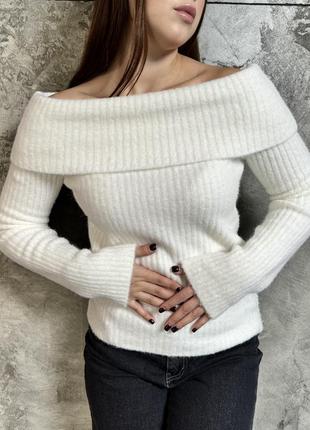 Белый свитер
