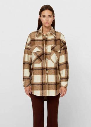 Теплая куртка-рубашка stradivarius в клетку с начесом оверсайз