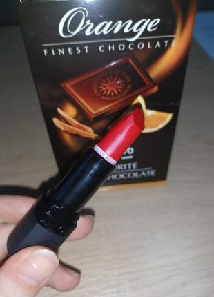 Красная губная помада truest red матовая