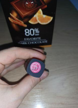 Красная губная помада truest red матовая