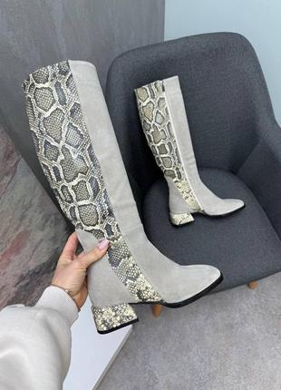 Комбинированные кожаные сапоги рептилия беж квадратный нос