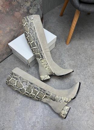 Комбинированные кожаные сапоги рептилия беж квадратный нос