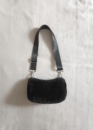 Bershka пухнаста сумка крос-боді зі штучного хутра