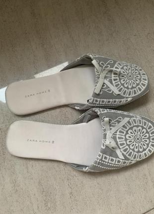 Тапочки zara home кожаная подошва/вышивка/сатин размер 38(25 см) серые/белые идеал