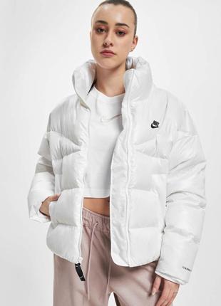 Белоснежная зимняя куртка nike в размере s