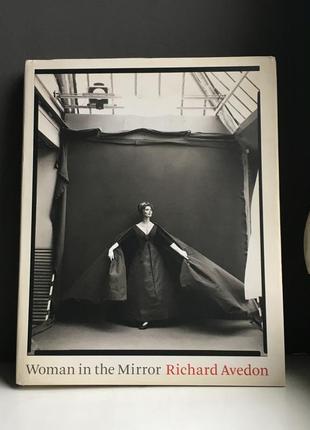 Книга фотографа richard avedon - woman in the mirror
