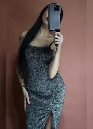 Сукня довга срібляста блискуча з розрізом на нозі