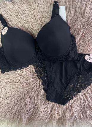 Комплект білизни чорний мереживний бюстгальтер та труси