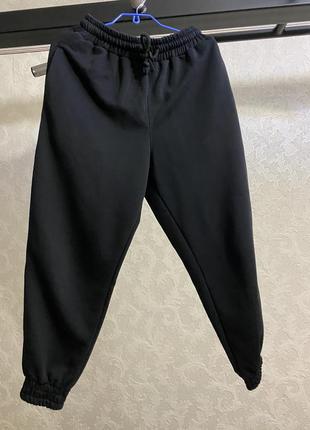 Черные спортивные штаны