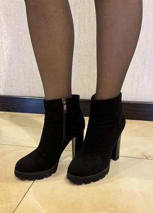 Женские замшевые ботинки