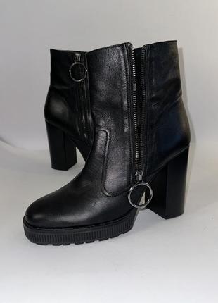 Zara кожаные женские ботинки 39 размер.