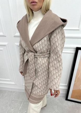 Пальто dior: бежеве, монохромне