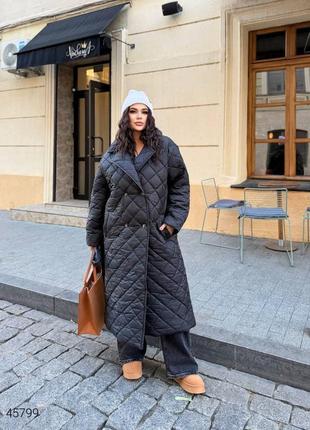 Стеганое женское длинное пальто с поясом3 фото