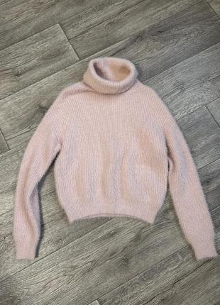 Пушистый свитер с горлом