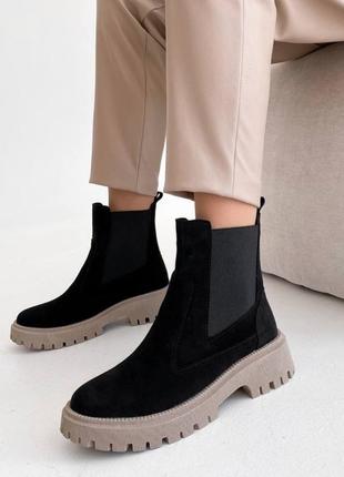 Жіночі зимові черевики з натуральної замші чорні на бежевій підошві 11664