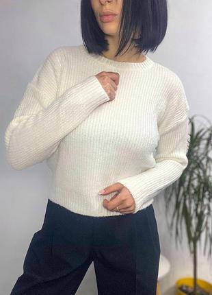 Свитер белый