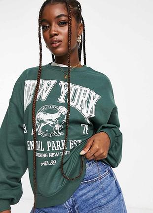 Свитшот большого размера bershka зеленого цвета с графическим и текстовым принтом м