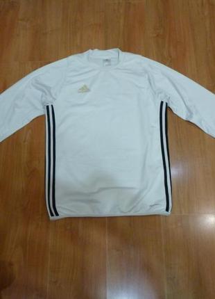 Футболка adidas.
