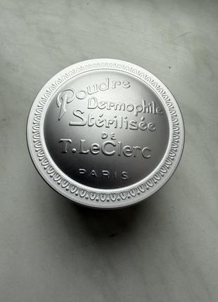 Французька натуральна пудра прозорого кольору добре фіксує а також закріплює макіяж