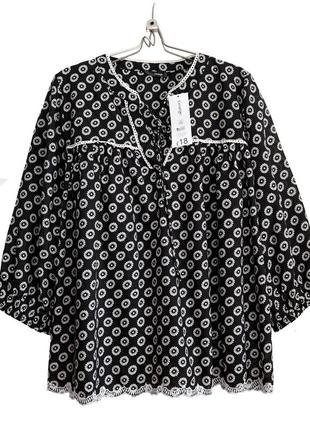 Тоненька монохромна блузка з вишивкою та зав'язками р.16